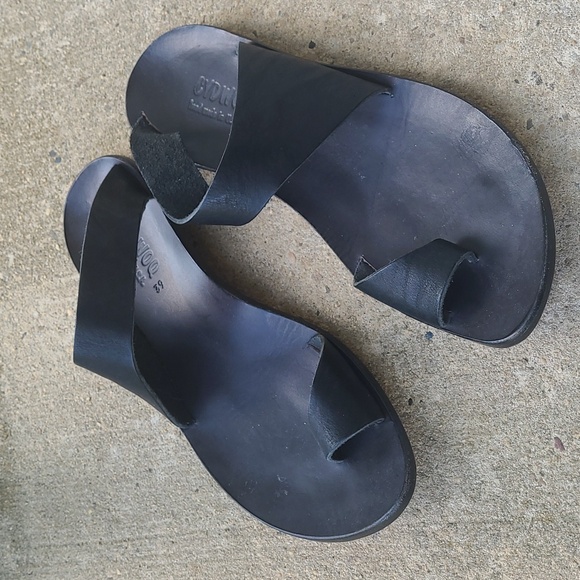 Sundance Shoes - Cydwoq Black Leather Sandals